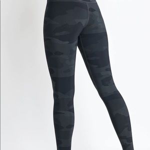 Alo High waisted vapor black camo leggings